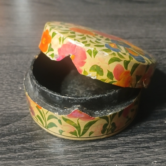 Vintage Floral Hand Painted Lacquered Paper Mache Trinket Box - Picture 6 of 12